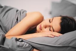 mujer morena durmiendo sobre almohada