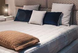 cama de lujo con cojines azules